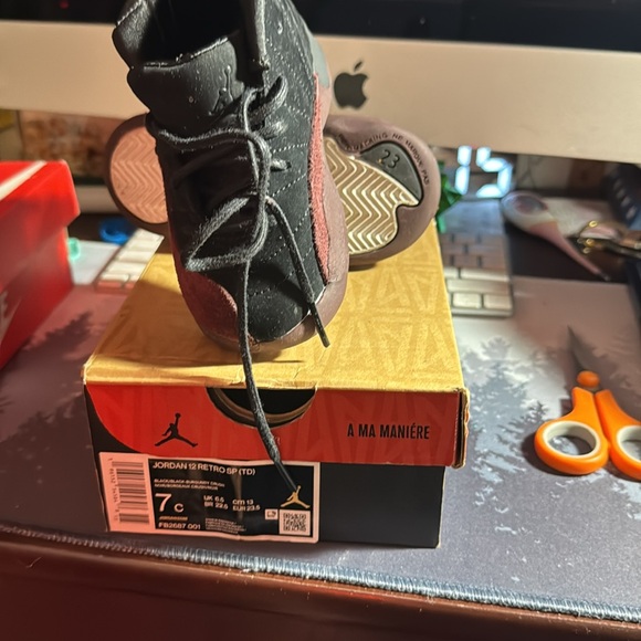 Jordan retro 12 size 7C black and burgundy excellent condition never used - Picture 2 of 3